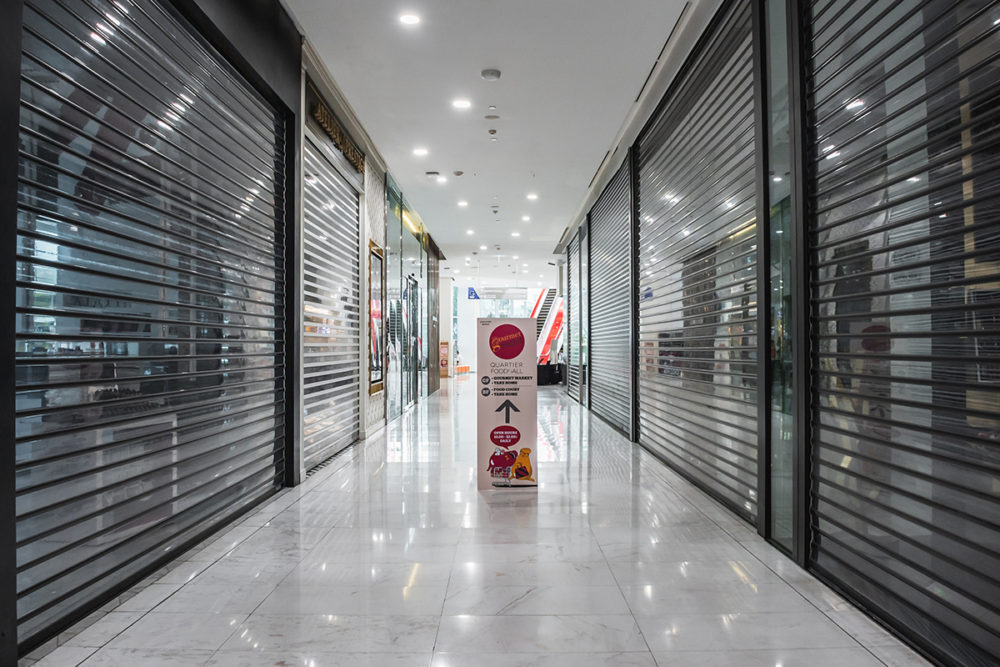 A sign showing a closed shopping a mall due to covid 19